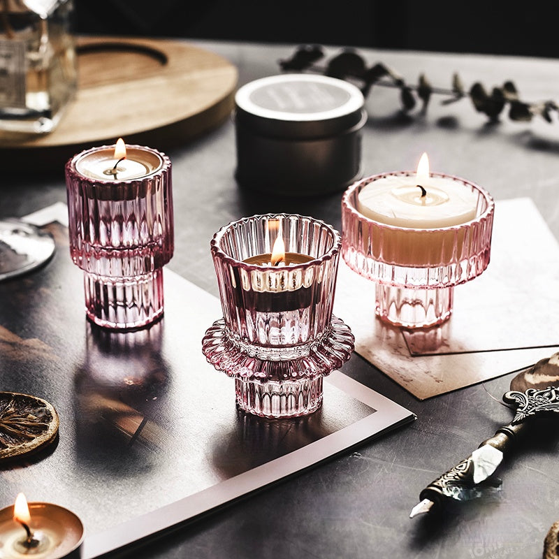 Moderner kleiner Kerzenständer aus rosa Glas