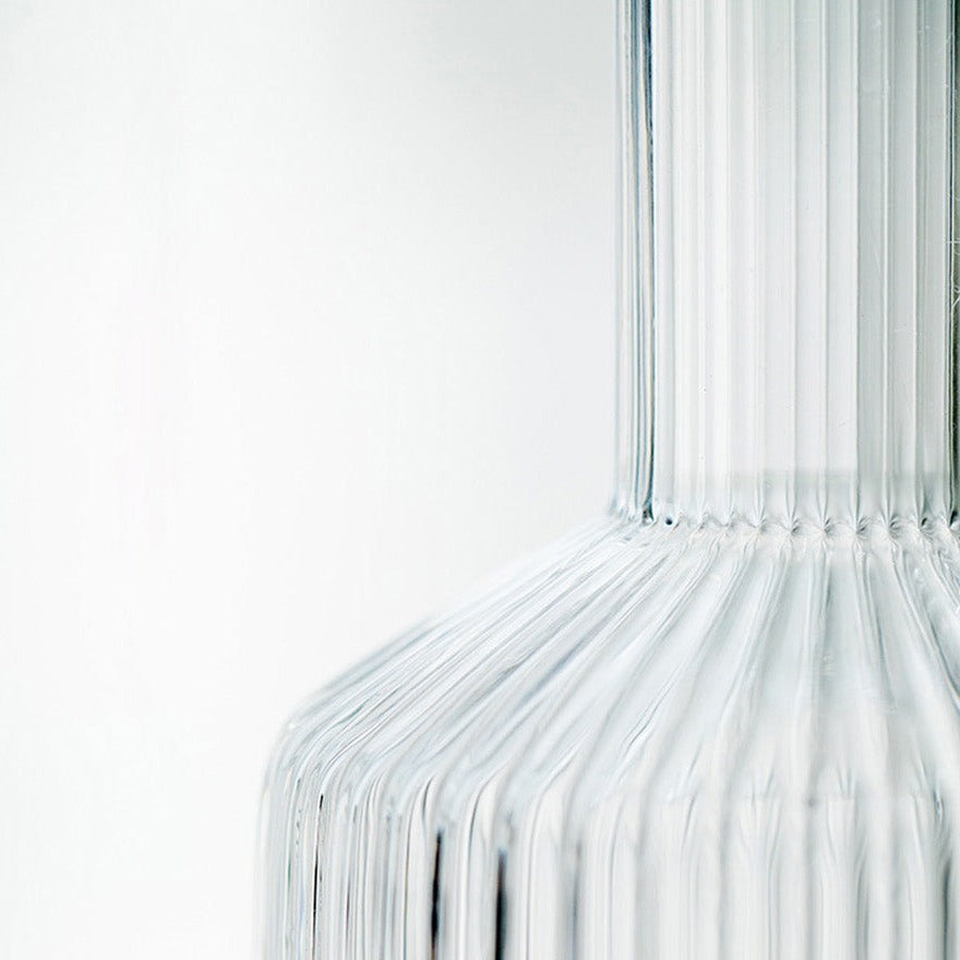 Glaswasserkrug mit vertikalem Muster