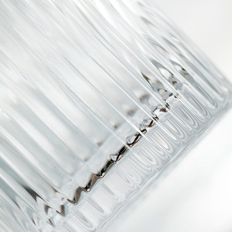 Glaswasserkrug mit vertikalem Muster