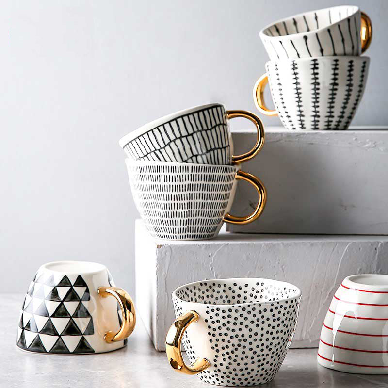 Handbemalte geometrische Keramikbecher mit goldenem Griff