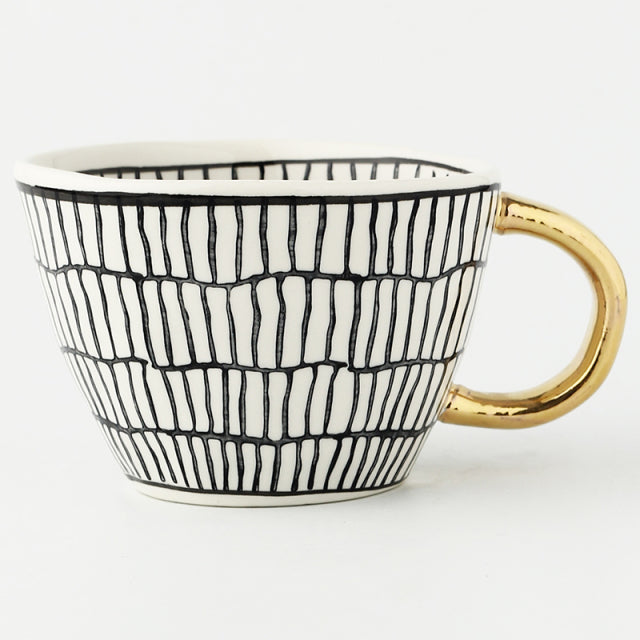 Handbemalte geometrische Keramikbecher mit goldenem Griff