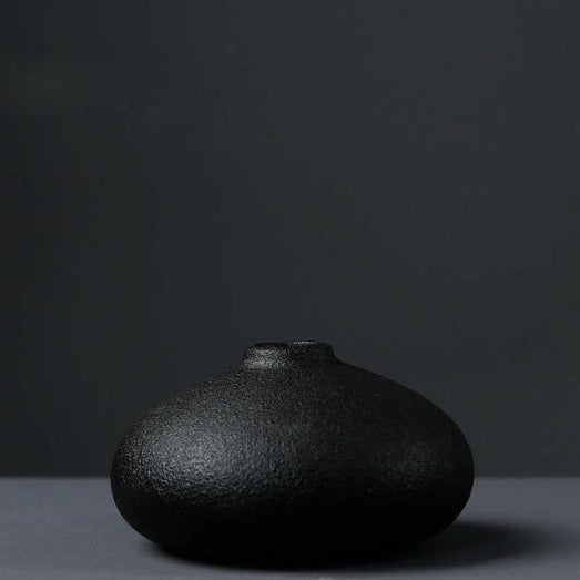 Kleine Vase aus schwarzer Keramik für Zuhause