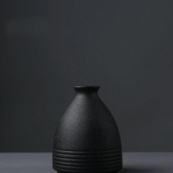 Kleine Vase aus schwarzer Keramik für Zuhause