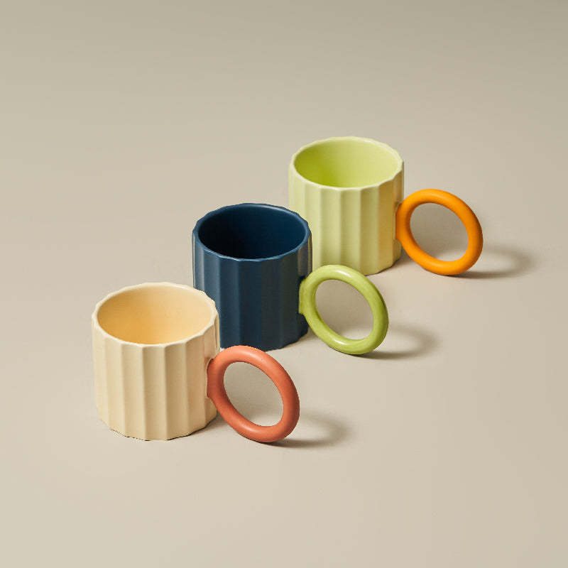 Kaffeetasse aus Keramik mit großem Henkel im nordischen Stil