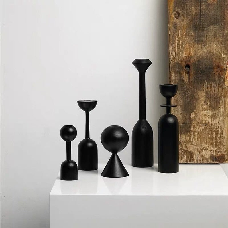 Schwarze Kerzenhalter aus Holz im nordischen Stil