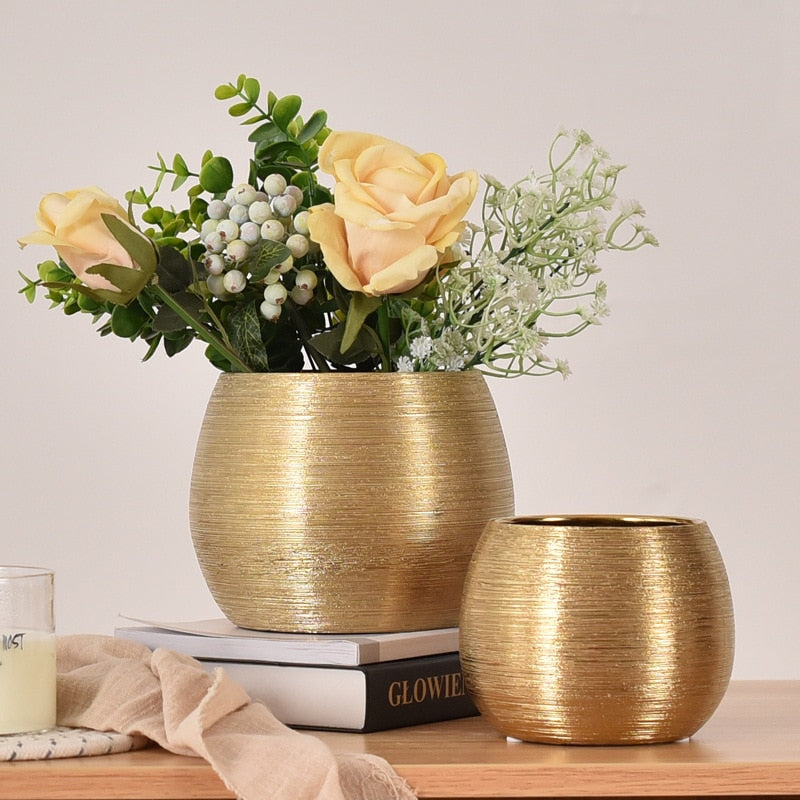 Blumentopf aus vergoldeter Keramik