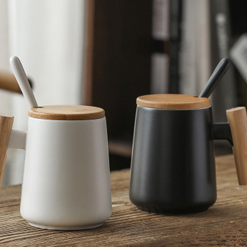 Kaffeetasse aus Keramik im nordischen Stil mit Holzgriff