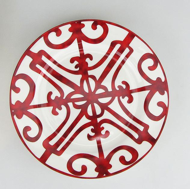 Keramikteller mit spanischem rotem Gitter