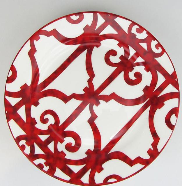 Keramikteller mit spanischem rotem Gitter